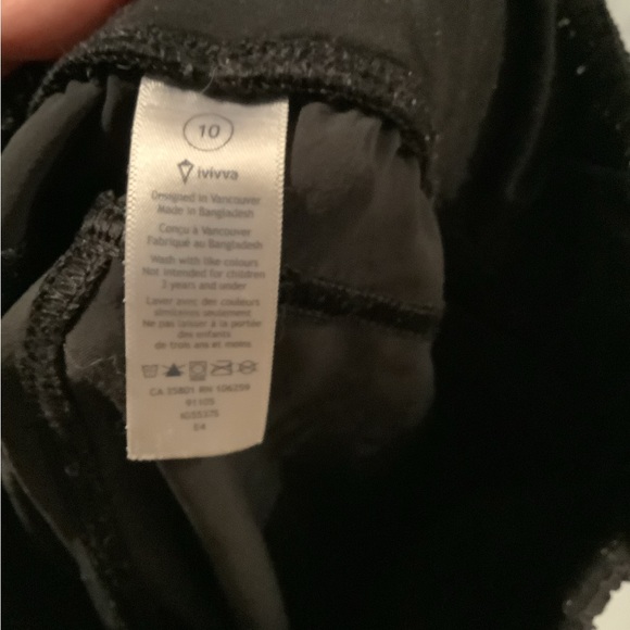 These ivivva black pants are so cute - Picture 3 of 4